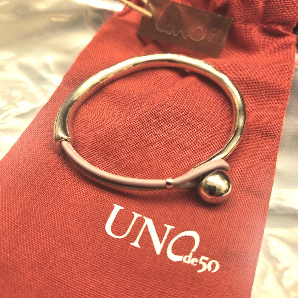 Uno de 50 Bangle Bracelet in Lilac Leather & Silver - Picture 2 of 2